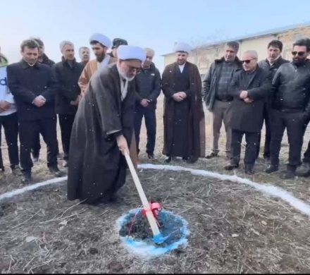 با حضور حجت الاسلام میرزائی آیین کلنگ زنی سالن ورزشی شهرستان تکاب انجام شد