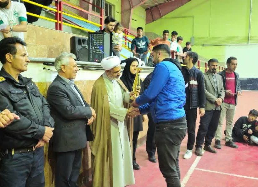 اهدای جوایز فینال مسابقات جام رمضان شهرستان شاهین دژ توسط حجت الاسلام میرزائی