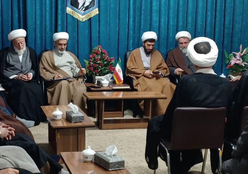 جلسه مبلّغین و روحانیون شهرستان تکاب با حجت الاسلام میرزائی و کوهی برگزار شد