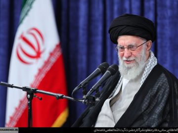 ملت با جهت‌گیری‌های گوناگون سیاسی و وزن متفاوت مذهبی پای ایران عزیز ایستاد
