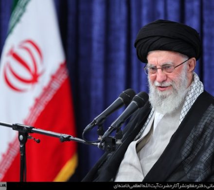 ملت با جهت‌گیری‌های گوناگون سیاسی و وزن متفاوت مذهبی پای ایران عزیز ایستاد
