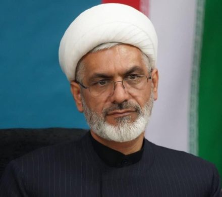 زحمات خبرنگاران بالاتر از زحمات رزمندگان نباشد کمتر نیست